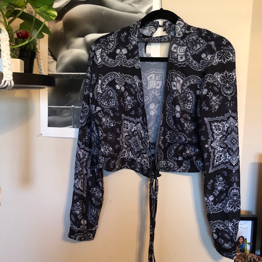 Long sleeve crop top with Paisley designs